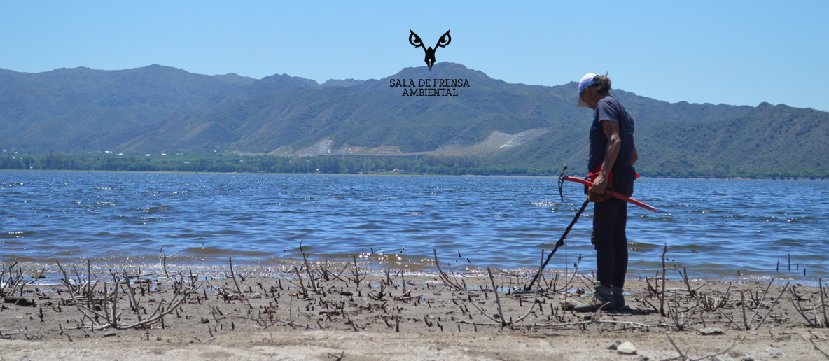 Integrantes de ECOSOAM, desde hace 5 años rastrillan las costas del lago San Roque detectando el plomo